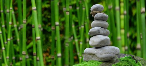 Terrasplanken van gestrand bamboe in een tuin met groen eromheen
