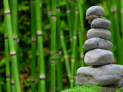 Terrasplanken van gestrand bamboe in een tuin met groen eromheen