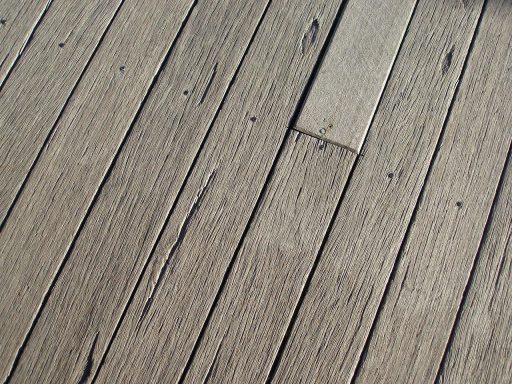 Houten vlonder van douglas planken in een tuin