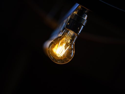 Een halogeenlamp en een LED-lamp naast elkaar op een tafel, ter vergelijking