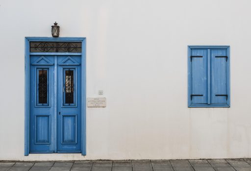 Houten luifel boven een voordeur van een bakstenen woning