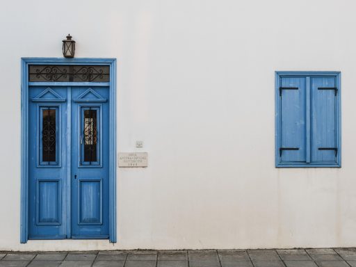 Houten luifel boven een voordeur van een bakstenen woning
