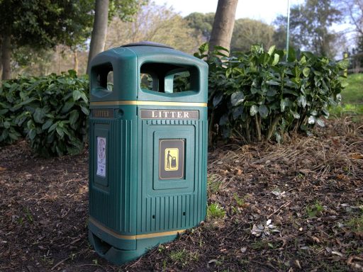 Witte maden in een vuilnisbak met organisch afval