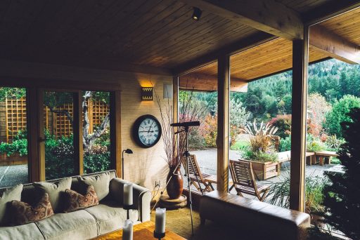 Houten wandpanelen met smalle latten en schaduwvoegen in een moderne woonkamer