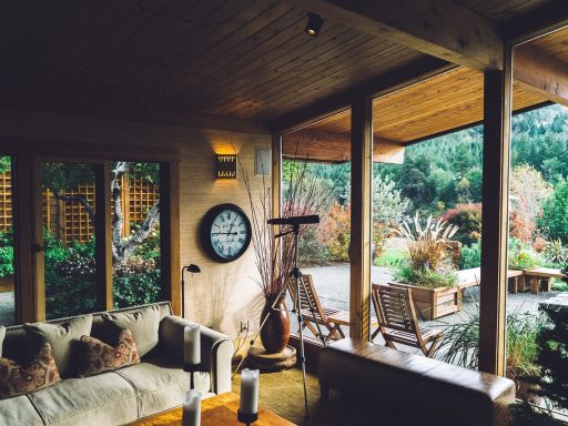 Houten wandpanelen met smalle latten en schaduwvoegen in een moderne woonkamer