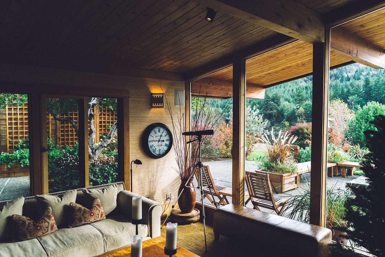 Houten wandpanelen met smalle latten en schaduwvoegen in een moderne woonkamer