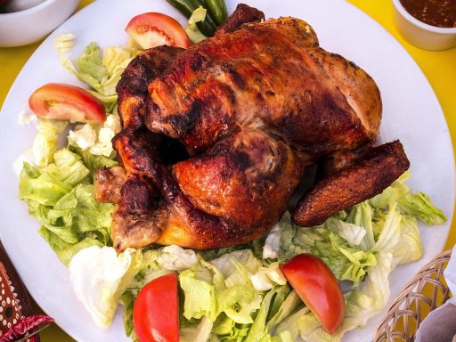 Bord met zinkrijke voedingsmiddelen zoals pompoenpitten, vlees en peulvruchten