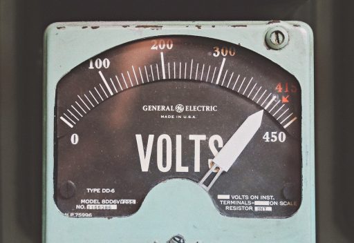 Slimme elektriciteitsmeter aan de muur van een woning