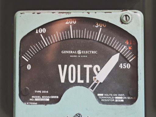 Slimme elektriciteitsmeter aan de muur van een woning