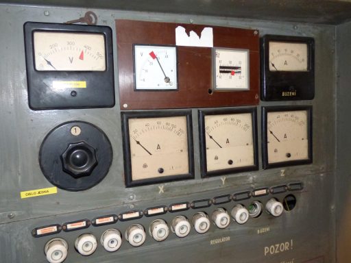 Een elektriciteitsmeter en huishoudelijke apparaten in een moderne keuken