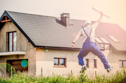 Aannemer die dakisolatie aanbrengt tijdens een woningrenovatie