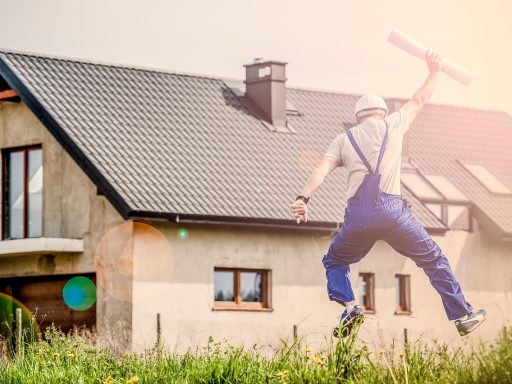 Aannemer die dakisolatie aanbrengt tijdens een woningrenovatie