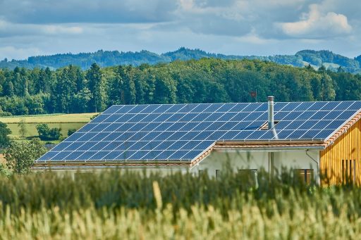 Zonnepanelen op het dak van een Belgische woning op een zonnige dag