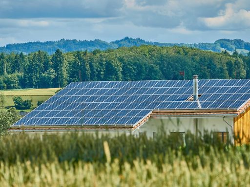 Zonnepanelen op het dak van een Belgische woning op een zonnige dag