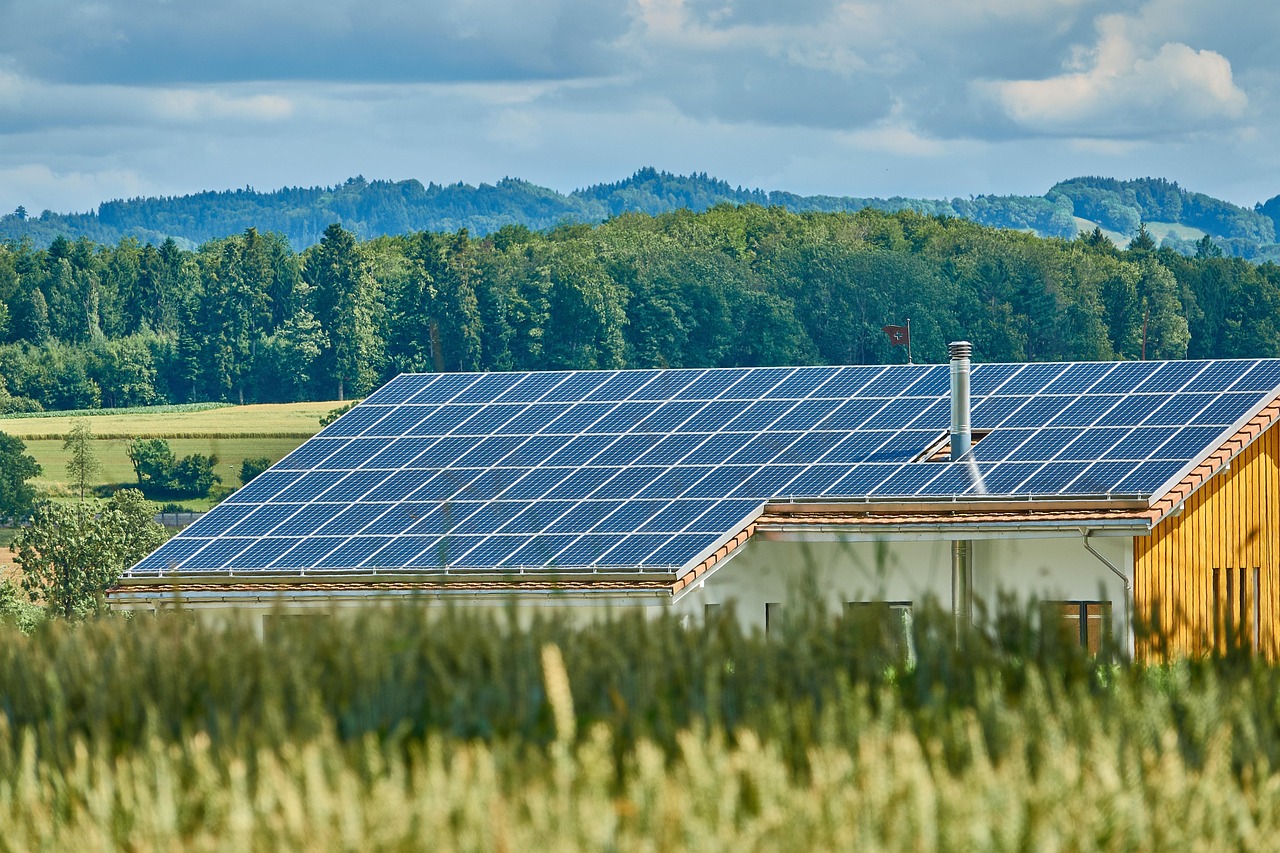 Zonnepanelen op het dak van een Belgische woning op een zonnige dag
