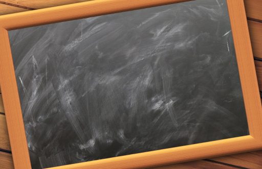 Ouders en schoolbestuurders in gesprek tijdens een vergadering op school