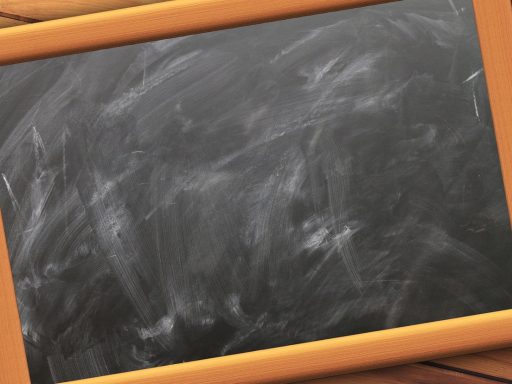 Ouders en schoolbestuurders in gesprek tijdens een vergadering op school