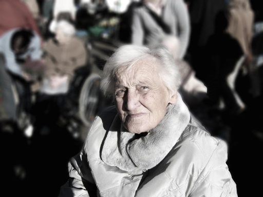 Een helpende zorg en welzijn ondersteunt een oudere vrouw thuis bij haar ochtendroutine