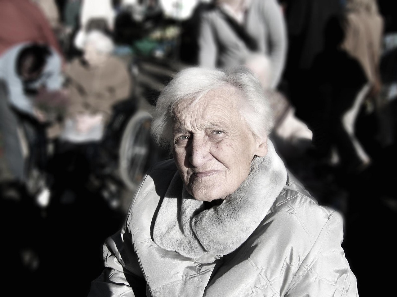 Een helpende zorg en welzijn ondersteunt een oudere vrouw thuis bij haar ochtendroutine