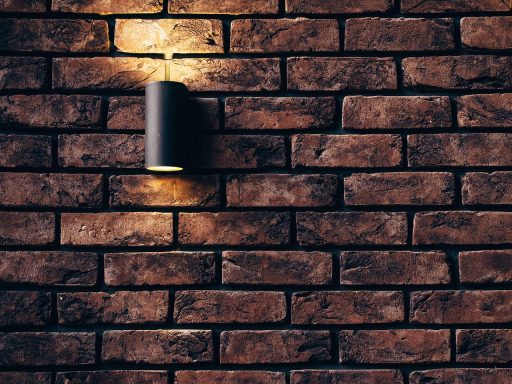 Roze neonverlichting aan een muur in een moderne woonkamer