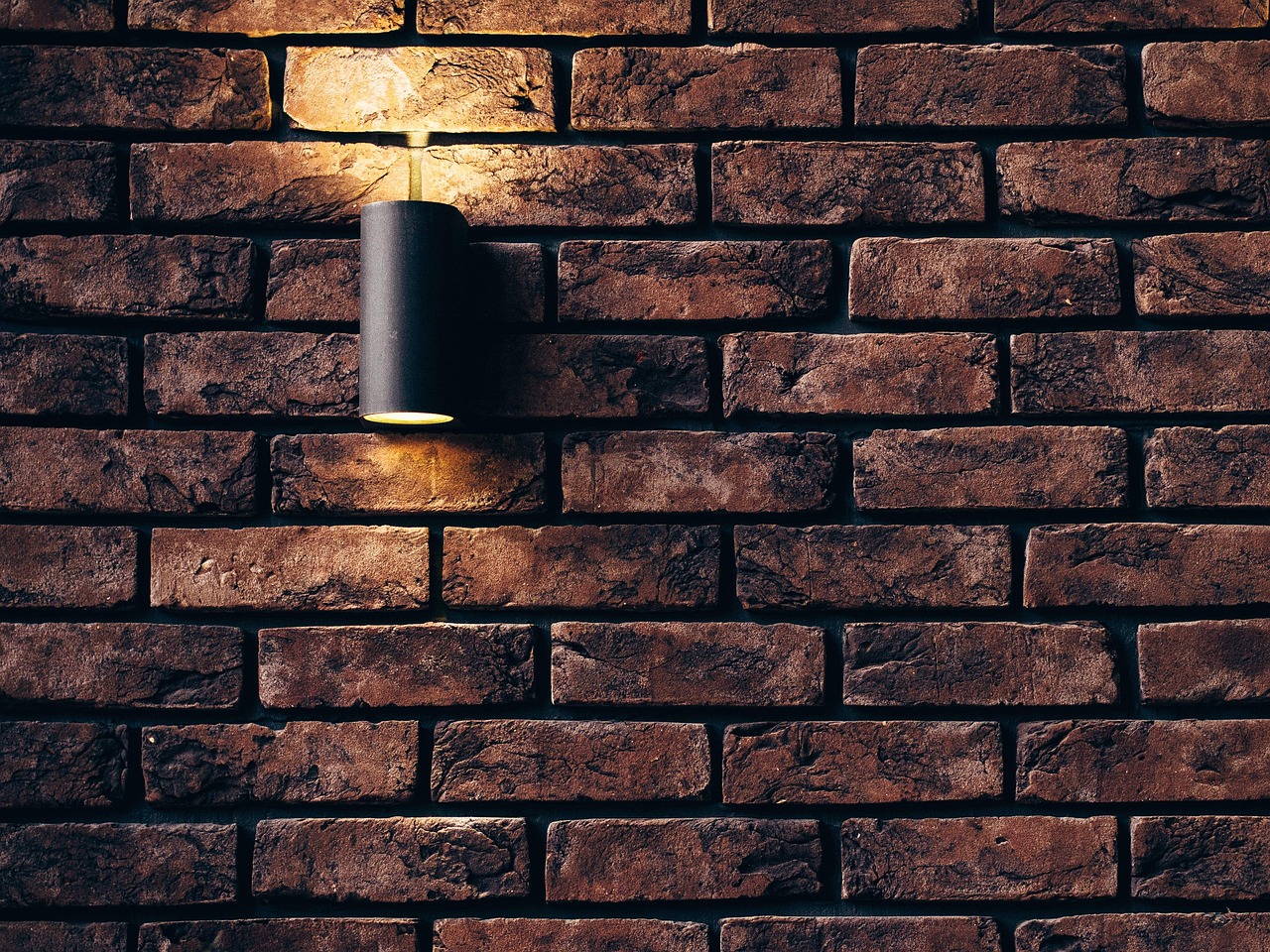Roze neonverlichting aan een muur in een moderne woonkamer