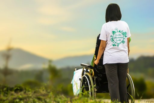 Een verpleegkundige bezoekt een oudere patiënt thuis voor palliatieve zorg