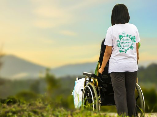 Een verpleegkundige bezoekt een oudere patiënt thuis voor palliatieve zorg