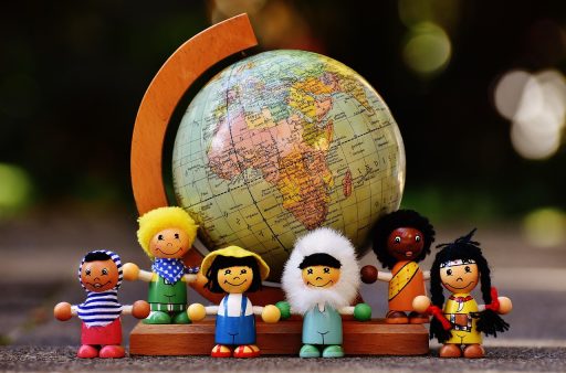 Kinderen in een klaslokaal werken samen aan een project met een wereldbol