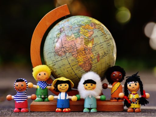 Kinderen in een klaslokaal werken samen aan een project met een wereldbol