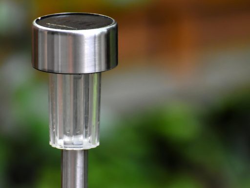 Zonnepaneel buitenlamp in een tuin omringd door herfsttinten