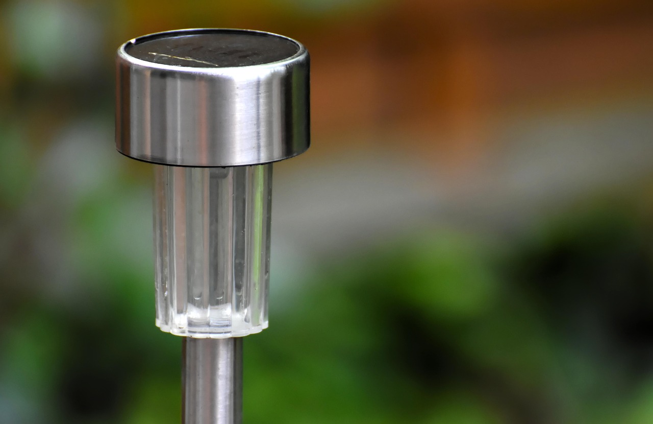 Zonnepaneel buitenlamp in een tuin omringd door herfsttinten