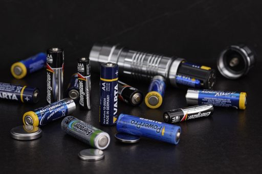 Thuisbatterij voor zonnepanelen opgesteld in een garage naast de meterkast