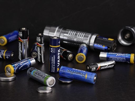Thuisbatterij voor zonnepanelen opgesteld in een garage naast de meterkast