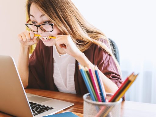 Persoon die energiefacturen vergelijkt op een laptop aan een bureau