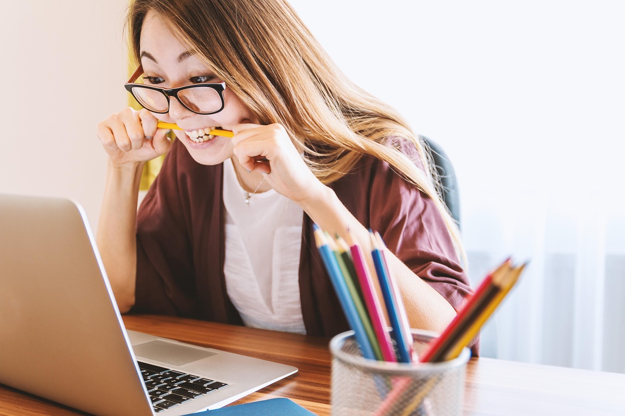 Persoon die energiefacturen vergelijkt op een laptop aan een bureau
