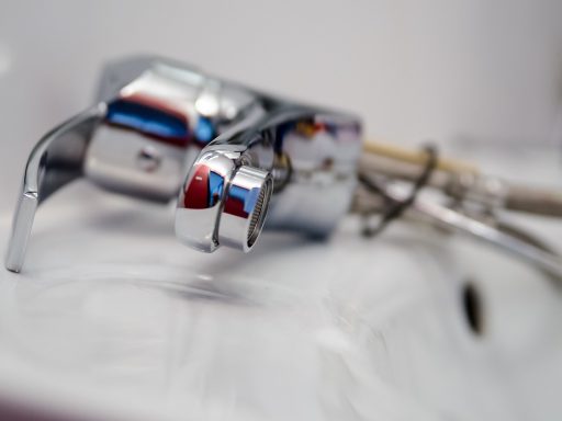 Een defecte wasmachine met open deur in een wasruimte