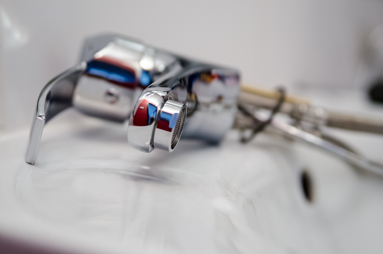 Een defecte wasmachine met open deur in een wasruimte