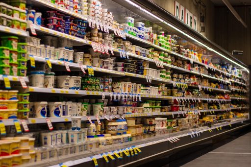 Producten met groene verpakkingen naast elkaar in een supermarktrek