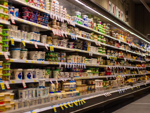 Producten met groene verpakkingen naast elkaar in een supermarktrek