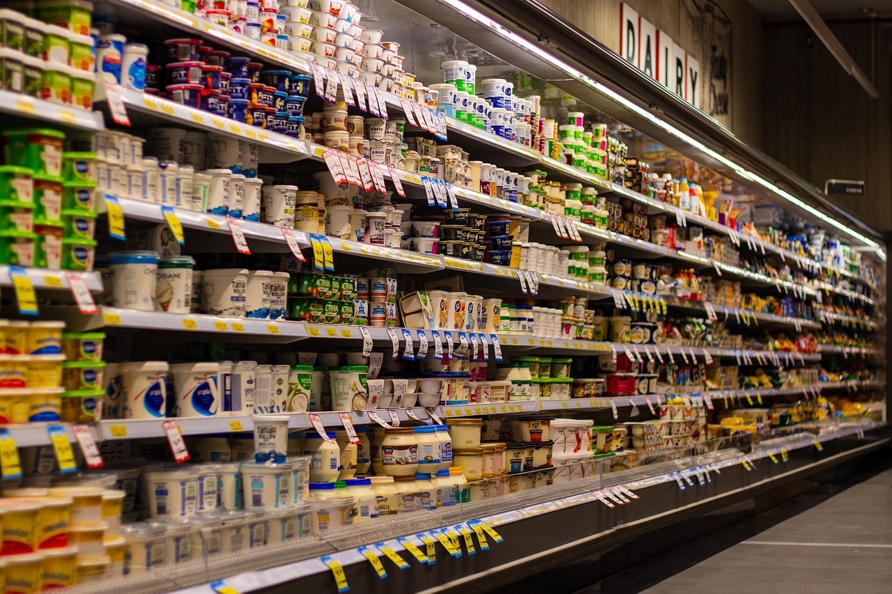 Producten met groene verpakkingen naast elkaar in een supermarktrek