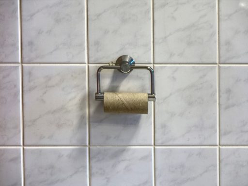 Opgezwollen en verkleurde wandpanelen in een vochtige badkamer als gevolg van vochtschade