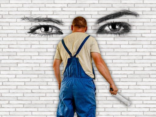 Persoon die een muur schildert met een verfroller tijdens renovatie