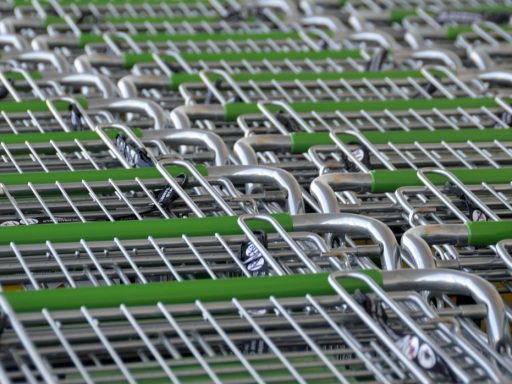 Klant gebruikt een zelfscankassa in een moderne supermarkt
