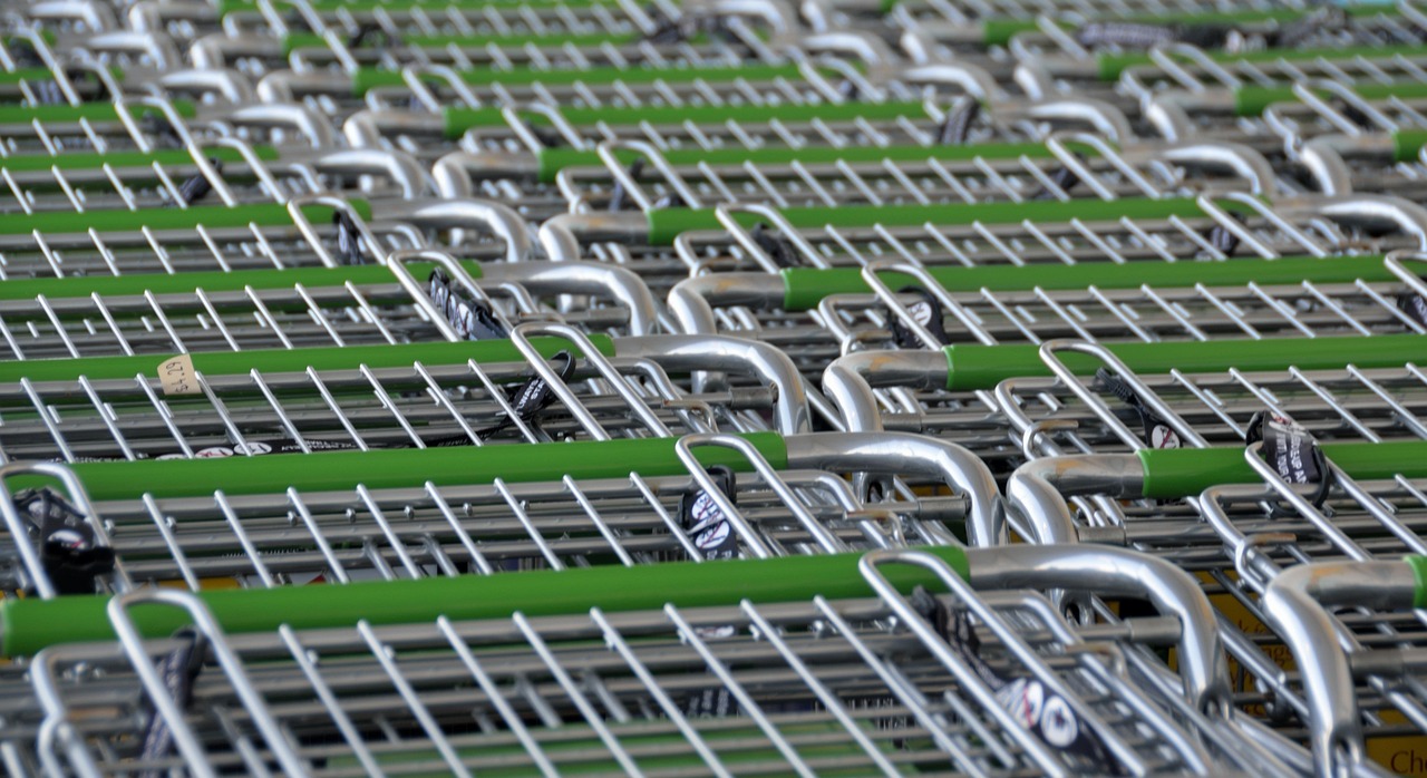 Klant gebruikt een zelfscankassa in een moderne supermarkt