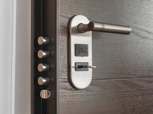 Een moderne voordeur met een zichtbaar SKG-slot als onderdeel van veiligheid in huis